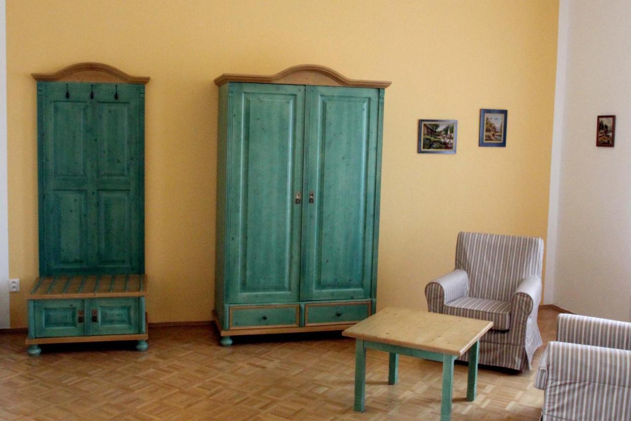Отель Zamek Liboun Lounovice pod Blanikem Экстерьер фото